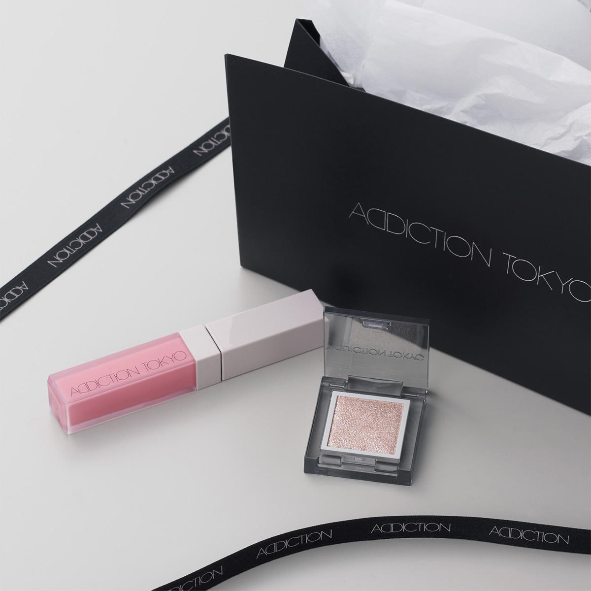 GIFT BOX　"So Cushy" 〈ブラッシュ＆アイシャドウ〉