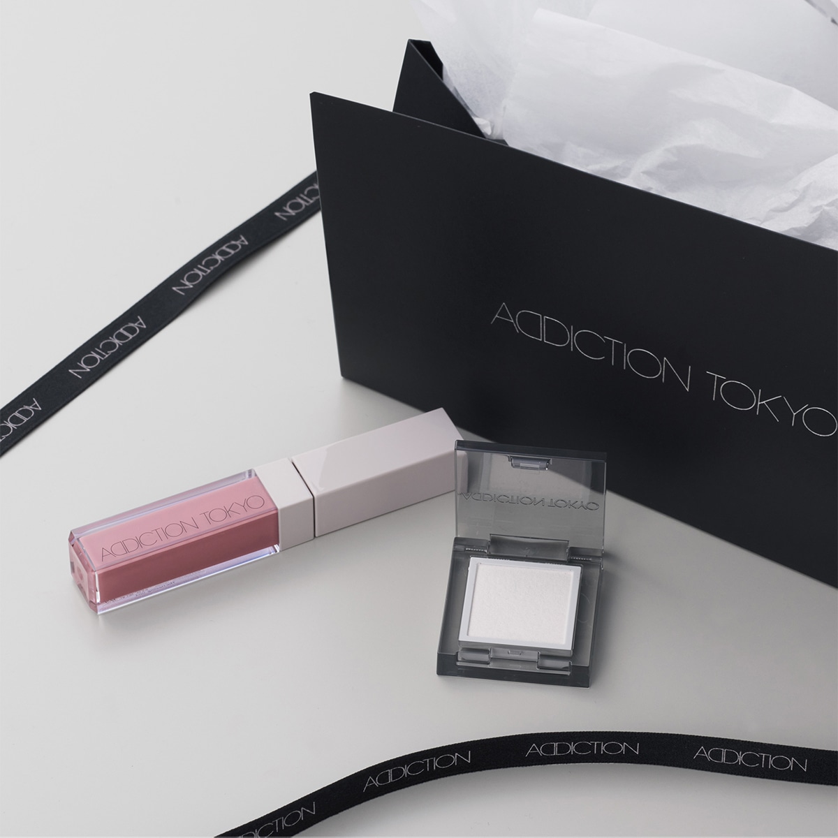 GIFT BOX　"The Healing" 〈ブラッシュ＆アイシャドウ〉